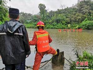 4949澳门免费精准大全：奔驰昨晚就“女车主哭诉维权”给了一个说法